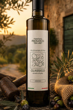 Bottiglia di olio extravergine di oliva Classico Armonia Frantoio Paolocci ambientata tra olivi e paesaggio rurale a Vetralla